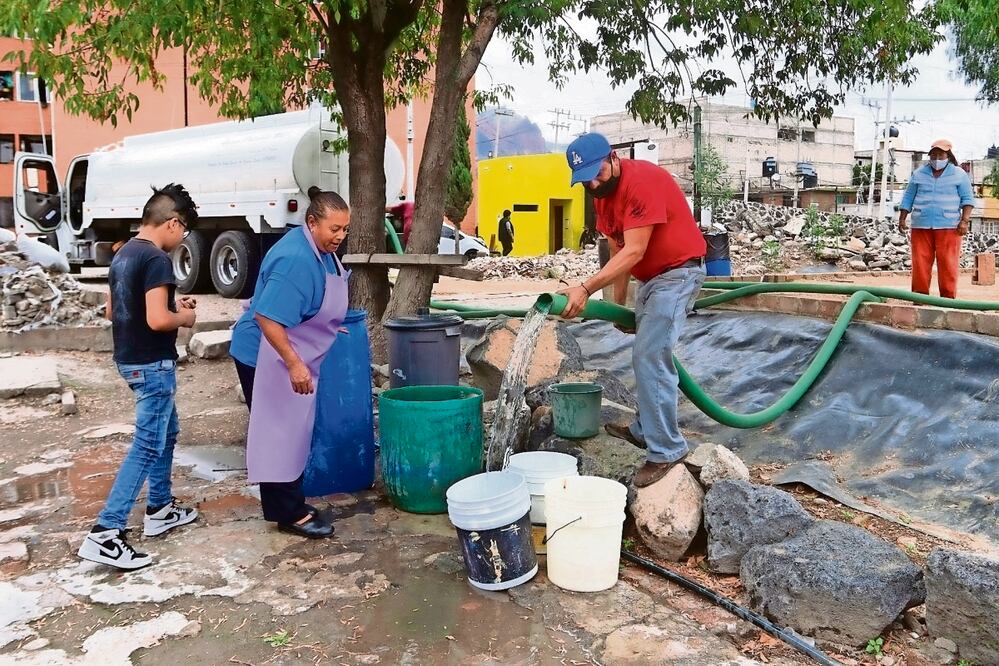 La población sufre desabasto de agua y busca alternativas para tenerla. Foto: Archivo | El Universal
