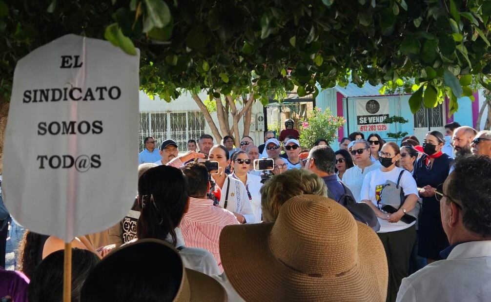 Trabajadores de la Secretaría de Salud en Baja California Sur piden insumos médicos y restitución de plazas  (28/10/2025). Foto: Especial