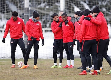 Para el frío jugadores tomarán vodka antes de partido en Rusia