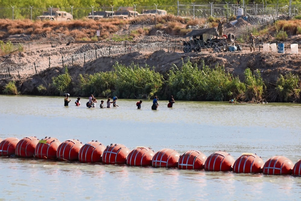 El gobierno de Texas colocó boyas naranja en medio del río que divide a México y Estados Unidos, en la frontera de Eagle Pass y Piedras Negras, Coahuila. Foto: Francisco Rodríguez / El Universal
