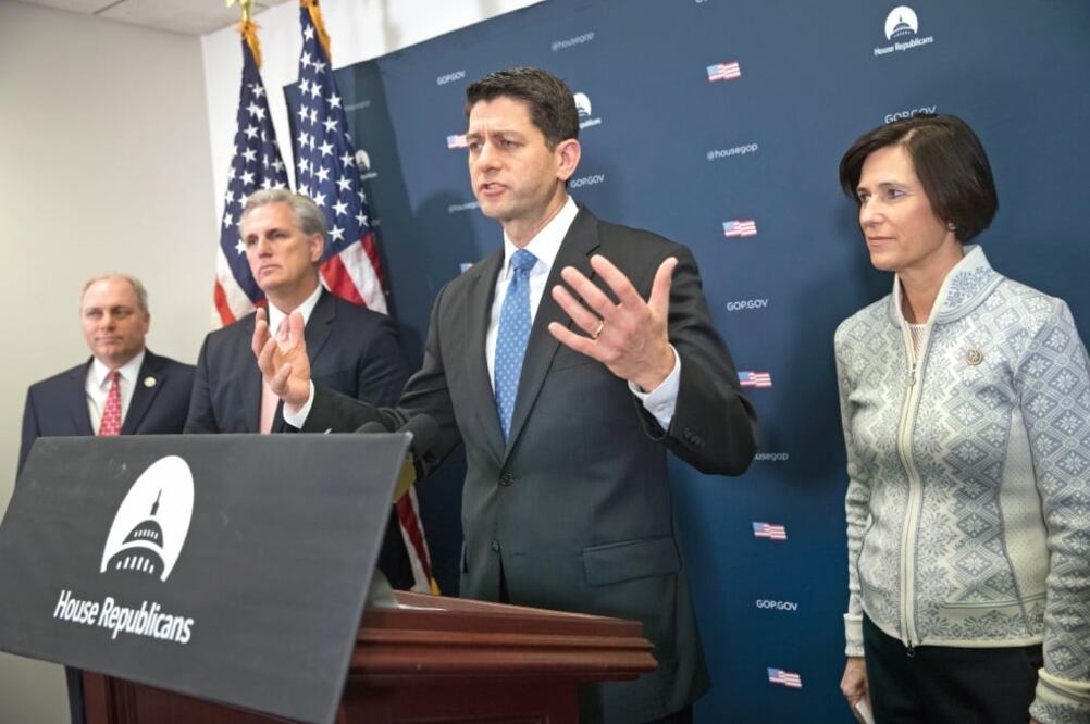 El presidente de la Cámara Baja, Paul Ryan, al hablar ayer con reporteros en el Capitolio, donde la Cámara Baja aprobó la llamada enmienda Hyde (J. SCOTT APPLEWHITE. AP)