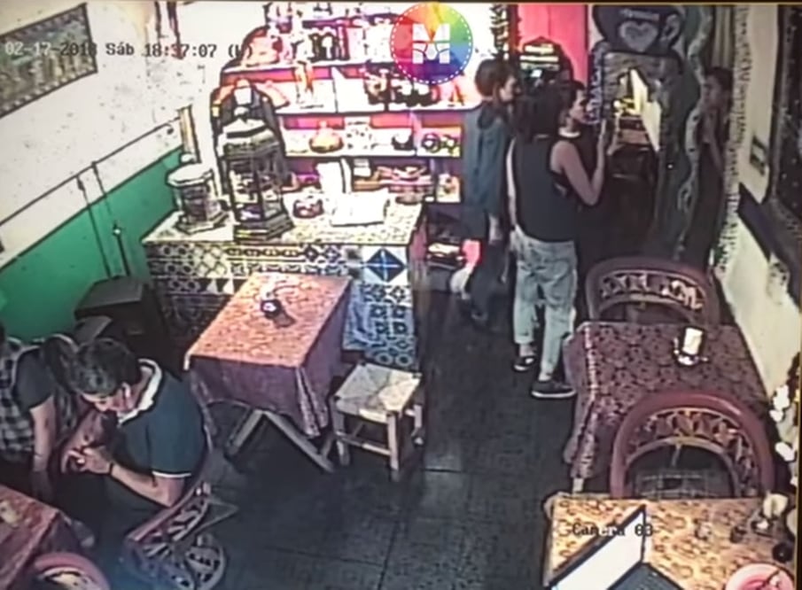 De acuerdo con el testimonio de las empleadas, la pareja fue echada porque sus amigos venían en estado de ebriedad (Foto: tomada de video de vigilancia)