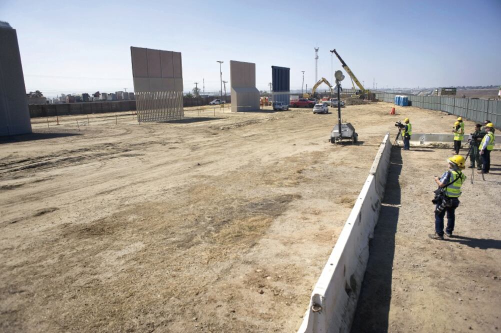 A finales de octubre la oficina de Aduanas y Protección Fronteriza en San Diego presentó ocho prototipos de muro a Donald Trump (EFE)