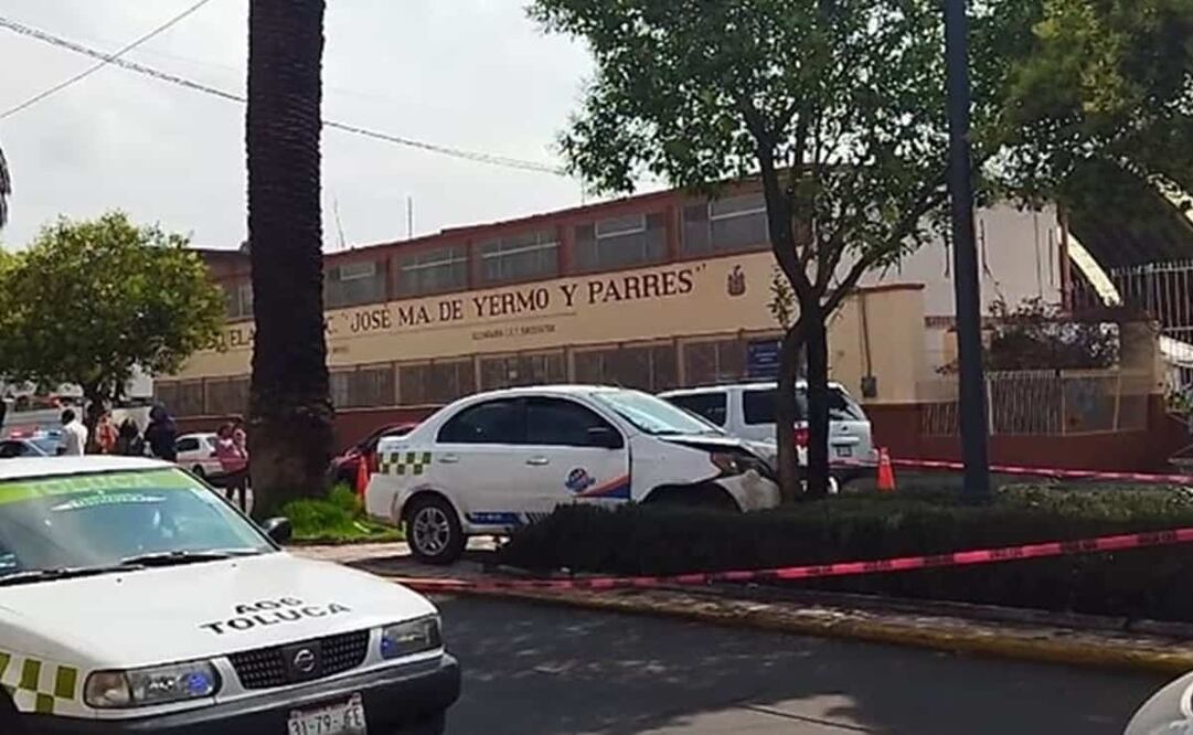 El taxista impactó su auto contra un árbol en calles de la capital mexiquense. Foto: Especial