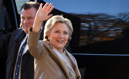 Hillary aplaude a participantes de marcha de mujeres contra Trump