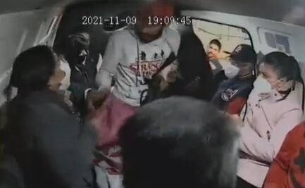 ¡Celulares, mochilas y hasta la chamarra!: Captan otro asalto en combi del Edomex