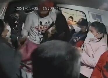 ¡Celulares, mochilas y hasta la chamarra!: Captan otro asalto en combi del Edomex