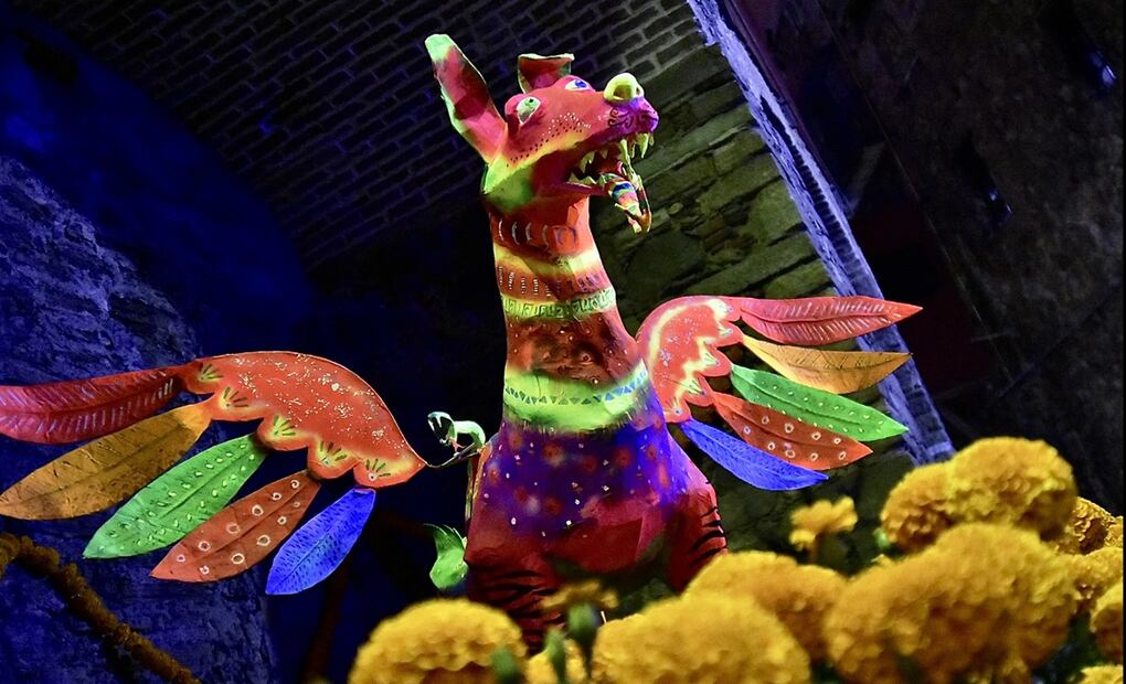 Un alebrije monumental se observa en el Túnel de la Muerte” en Guanajuato, el miércoles 29 de octubre de 2025. Foto: EFE