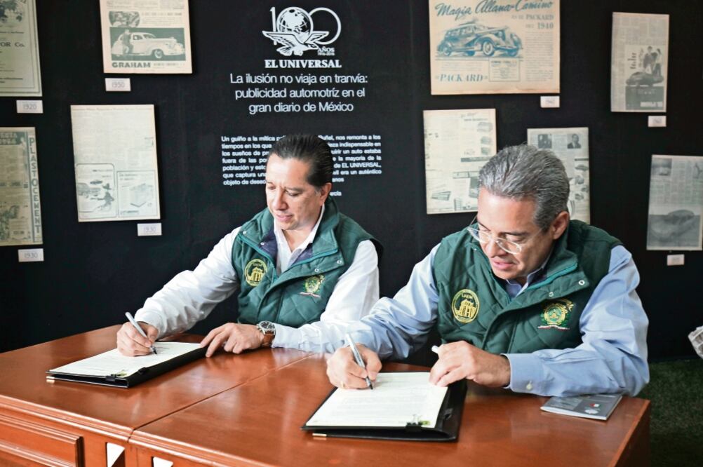 El rector de la Universidad Autónoma del Estado de México (UAEMéx), Jorge Olvera García, y el director de la Fundación Ealy Ortiz, A.C., Enrique Bustamante Martínez, buscan con este convenio estrechar lazos (JORGE ALVARADO. EL UNIVERSAL)
