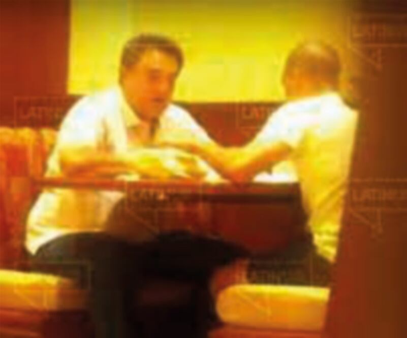 En 2020 se difundieron dos videos en los que se ve a David León entregar paquetes, que supuestamente contenían dinero, a Pío López Obrador. Foto: Especial