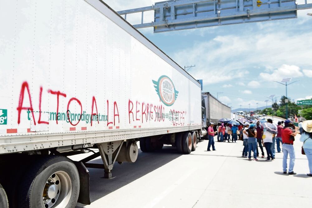 Presuntos integrantes del magisterio disidente detuvieron a los choferes de empresas que viajaban hacia la Ciudad de México (DASSAEV TÉLLEZ. EL UNIVERSAL)