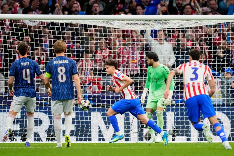 Atlético de Madrid y Arsenal, durante las semifinales de la Champions League - Foto: AP