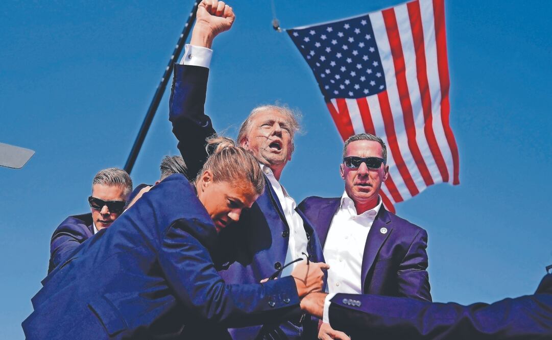 Donald Trump, entonces candidato presidencial republicano, alza el puño tras recibir un balazo en un mitin en Butler, Pennsylvania, el 13 de julio de 2024. Foto: de EVAN VUCCI. AP