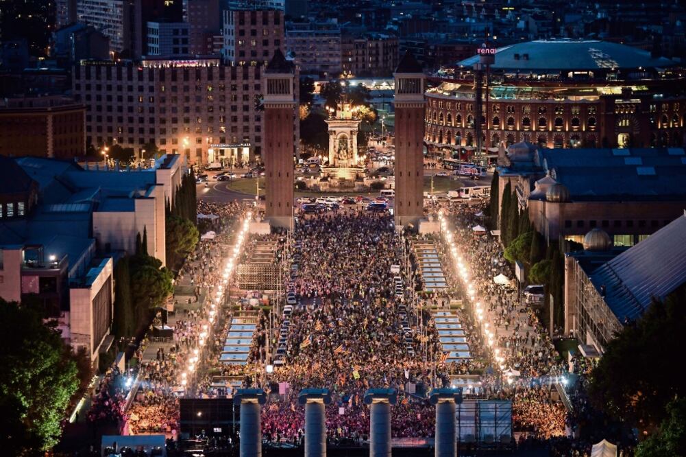 Catalanes que respaldan el proceso independentista se reunieron ayer en las fuentes de Montjuich, como parte de la campaña para que voten "sí" en el referéndum que se pretende realizar mañana y que el gobierno español califica de ilegal. (FELIPE DANA. AP)