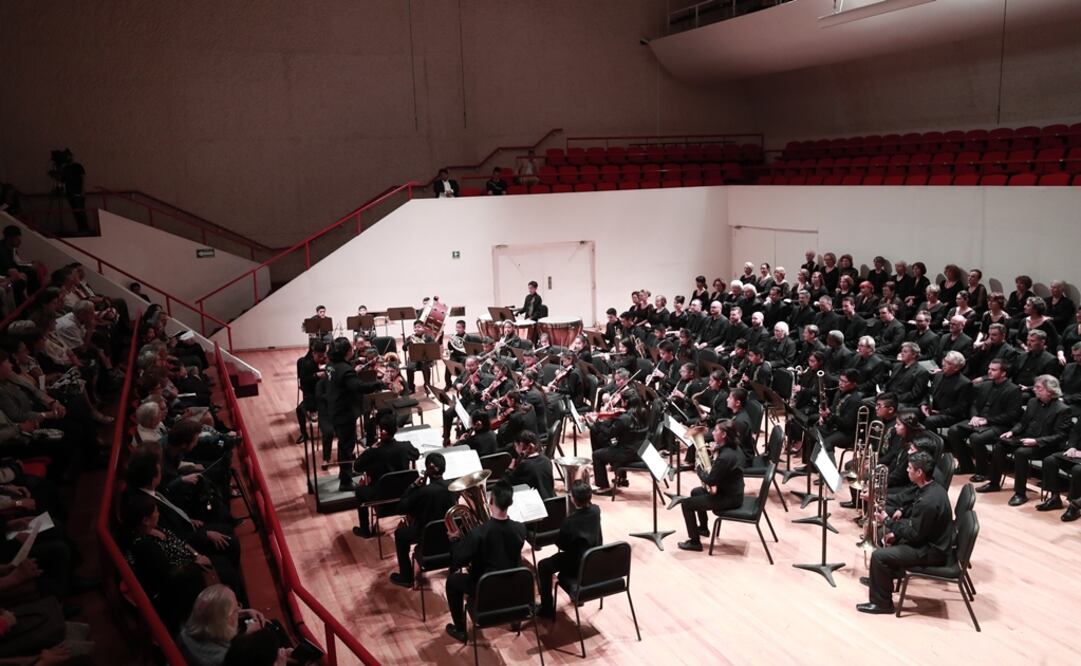 La Banda de Música de la Escuela de Iniciación Musical Santa Cecilia y el Coro Air France se presentaron en el Cenart. Foto: Alejandra Leyva / EL UNIVERSAL