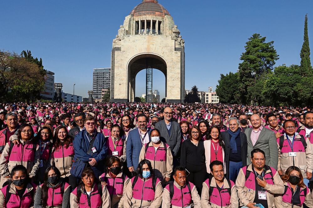 Trabajamos en la entrega de uniformes de capacitadores: INE