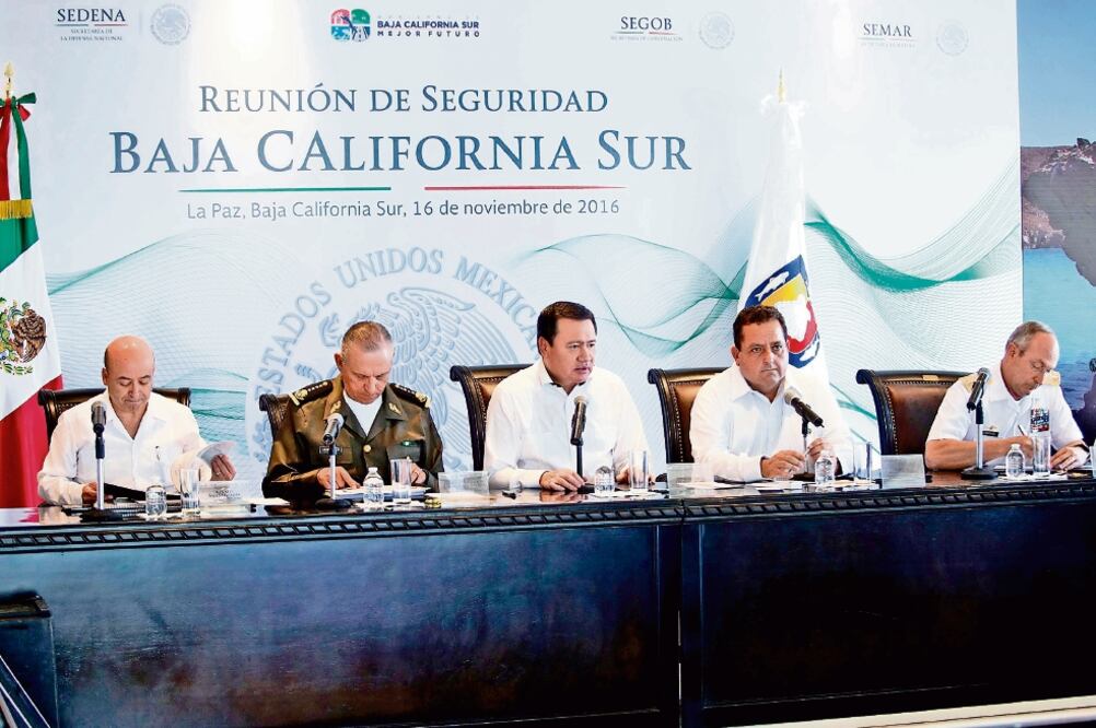 El titular de la Secretaría de Gobernación, Miguel Ángel Osorio Chong, presidió una reunión de seguridad de evaluación de estrategias en La Paz (NOTIMEX)