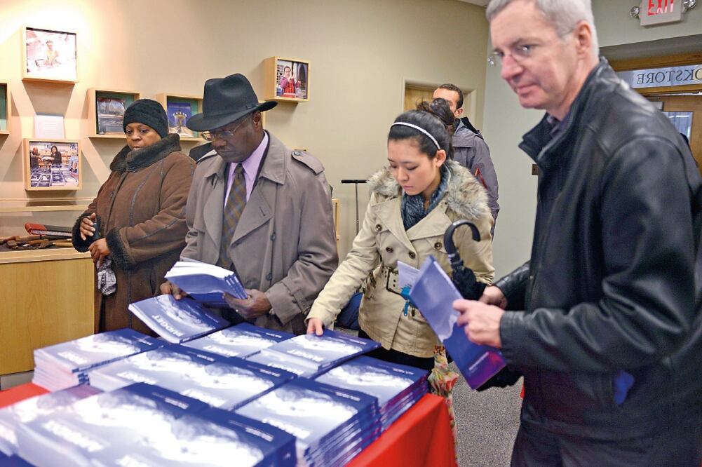 Ciudadanos compran ejemplares del informe del presupuesto para el año fiscal 2017 en la librería del Capitolio de Washington. El presidente de EU, Barack Obama, desveló ayer su último plan presu puestario (MIKE THEILER. EFE)
