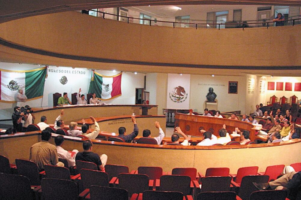 En el Congreso de Colima hay 25 diputados: 13 del PAN, ocho del PRI, uno de MC, uno del PT, uno del PVEM y uno del Panal (ARCHIVO. EL UNIVERSAL)