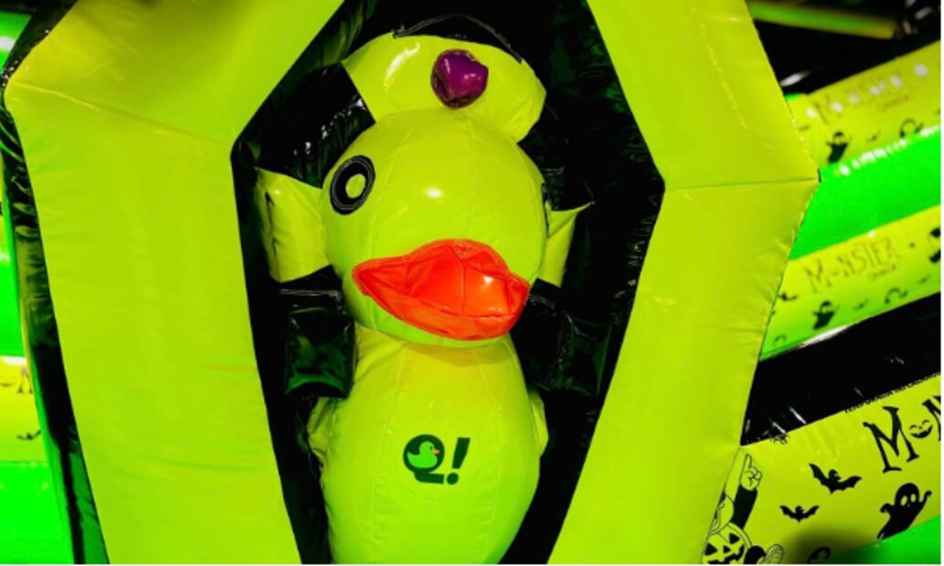 Inflalandia Quack decora sus espacios con patitos de Frankestein, brujas, gatos negros, murciélagos, calabazas gigantes y alebrijes luminosos. Foto: Facebook Inflalandia Quack México