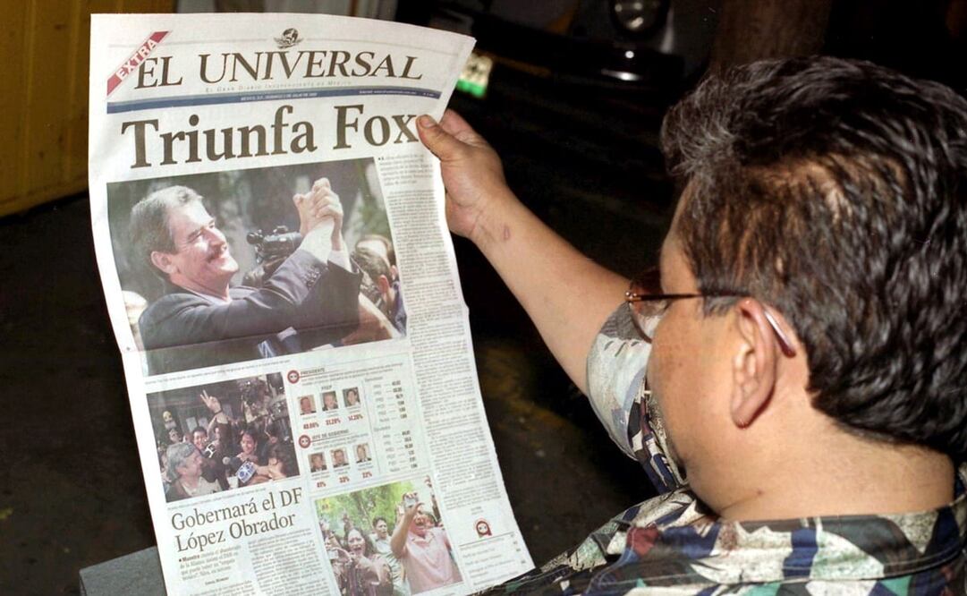 Pasadas las 20 horas y antes del anuncio final del IFE, EL UNIVERSAL publicó su edición EXTRA por las elecciones del 2 de julio del 2000. Fox ganó la carrera presidencial para el PAN, después de varios mandatos priistas. Foto: Pablo Campos/EL UNIVERSAL.