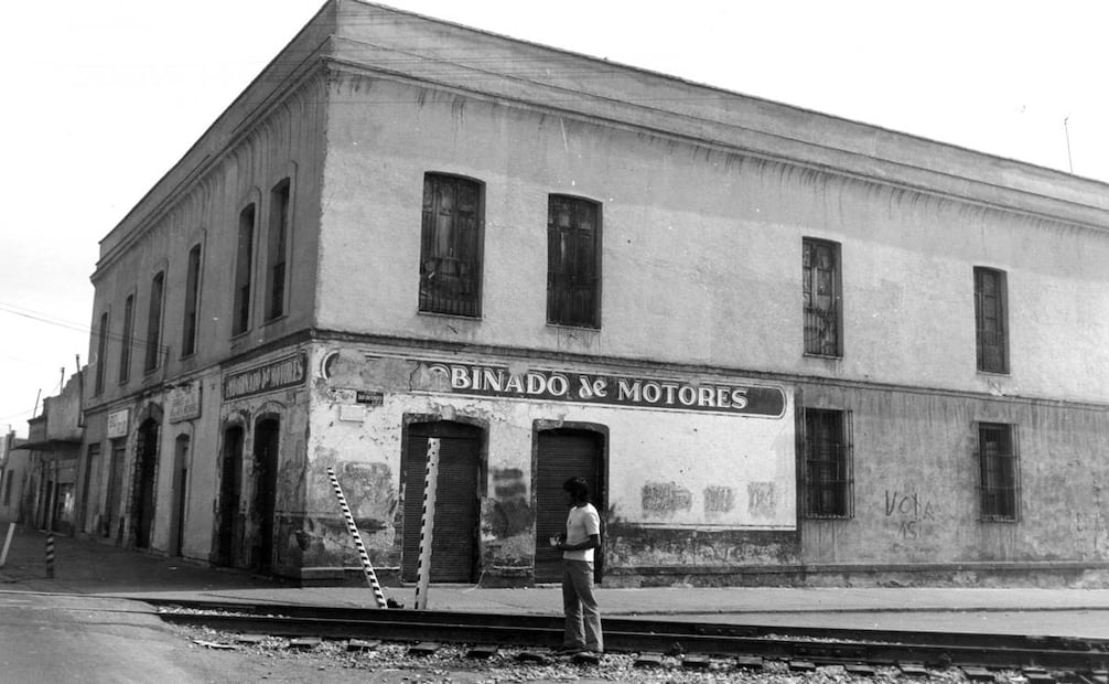Casa ubicada en las esquina de Lago Xochimilco y Felipe Carrillo Puerto en los años setenta. Dicha construcción ya no existe y en su lugar se encuentra un edificio de departamentos. Crédito. INAH.
