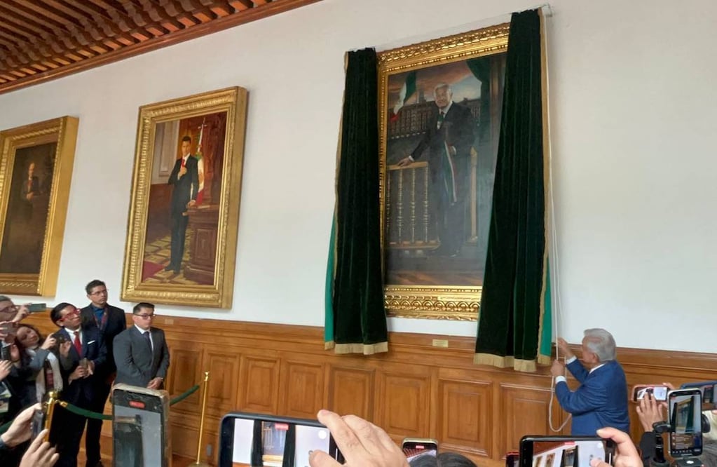 Este lunes 30 de septiembre de 2024, el presidente Andrés Manuel López Obrador develó el retrato en óleo en la Galería de los Presidentes en Palacio Nacional. Foto: Alberto Morales