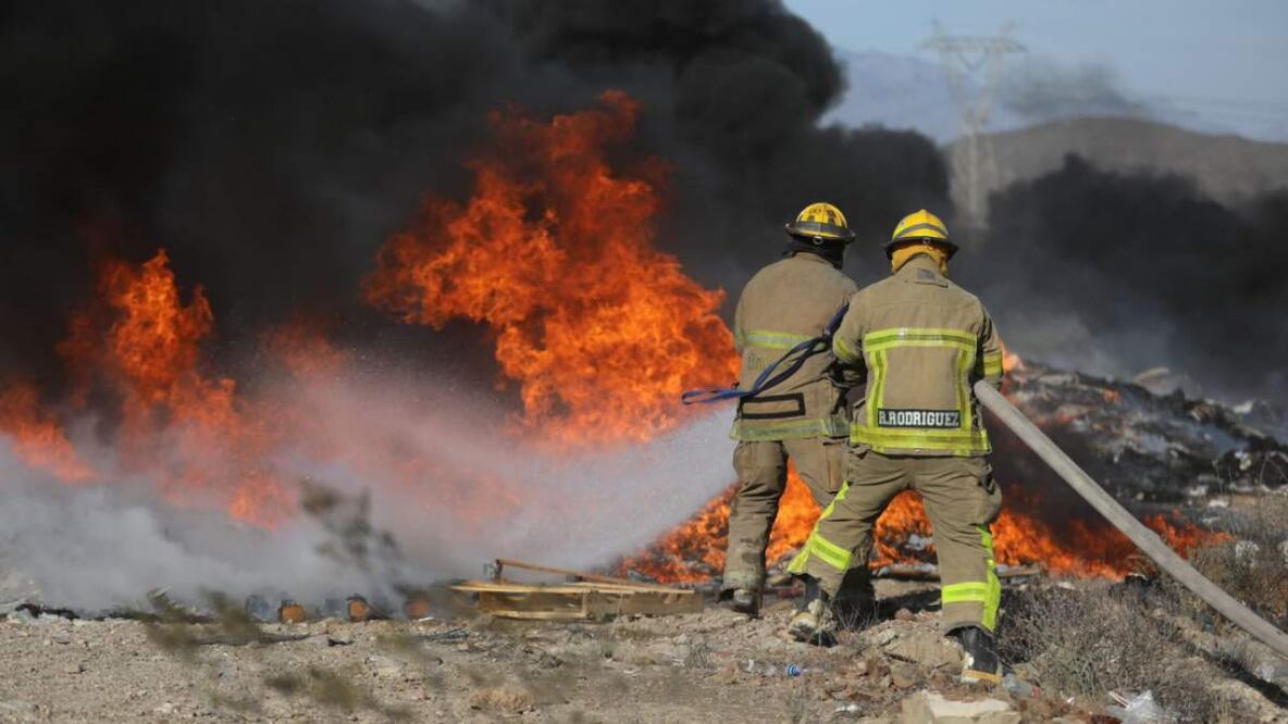 Elementos de Protección Civil y Bomberos de Saltillo, Coahuila, participan en labores de combate al incendio registrado en una recicladora (03/04/2025). Foto: Especial
