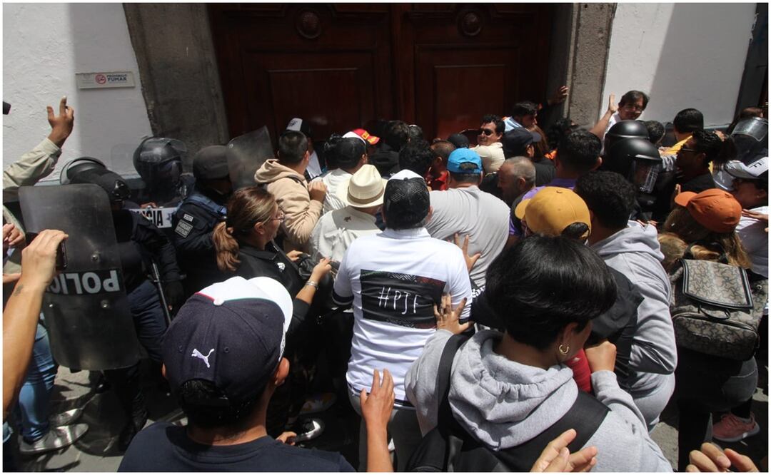 Entre manifestaciones, el Congreso de Puebla discute aprobación de la Reforma al Poder Judicial. Foto: Omar Contreras / EL UNIVERSAL