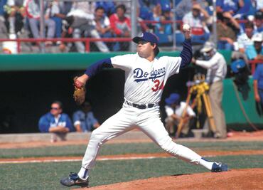 Retiran número del 'Toro' Valenzuela