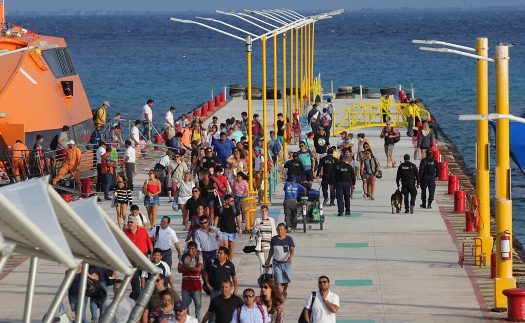 Federal Police agents patrolling a port in Playa del Carmen - Photo/EFE