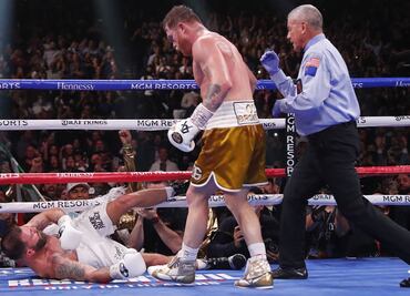 Canelo Álvarez noquea a Caleb Plant; se adueña de los cuatro cinturones del peso supermediano