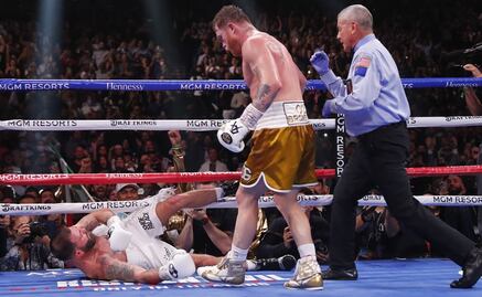 Canelo Álvarez noquea a Caleb Plant; se adueña de los cuatro cinturones del peso supermediano