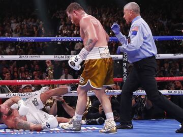 Canelo Álvarez noquea a Caleb Plant; se adueña de los cuatro cinturones del peso supermediano