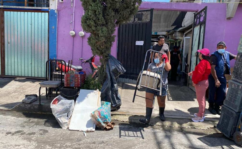Los habitantes sacaron a la calle los muebles que se les echaron a perder para que el camión de la basura se los llevara. 
Foto: Emilio Fernández