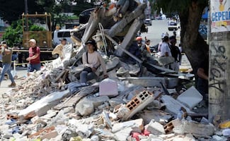 "Venimos desde abajo, nos toca levantarnos"; habitantes de Pereira buscan con sus propias manos a víctimas del terremoto