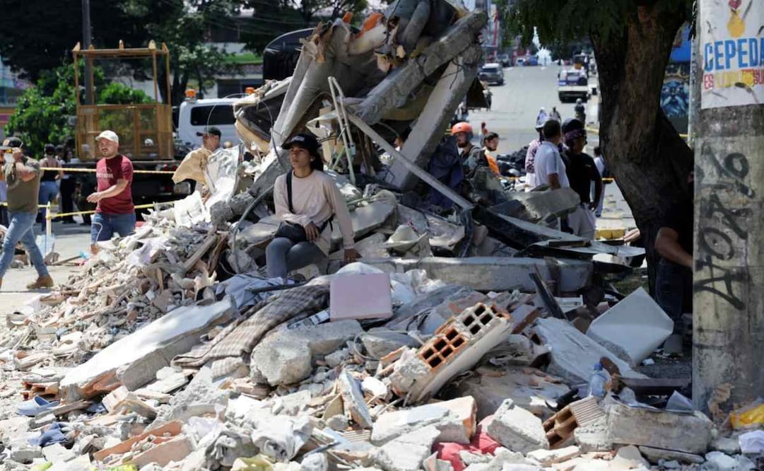 Una mujer espera entre los escombros de un edificio en Pereira, tras el terremoto de magnitud 7.4 que sacudió el lunes la mayor parte de Colombia. (11/08/26) Foto: EFE