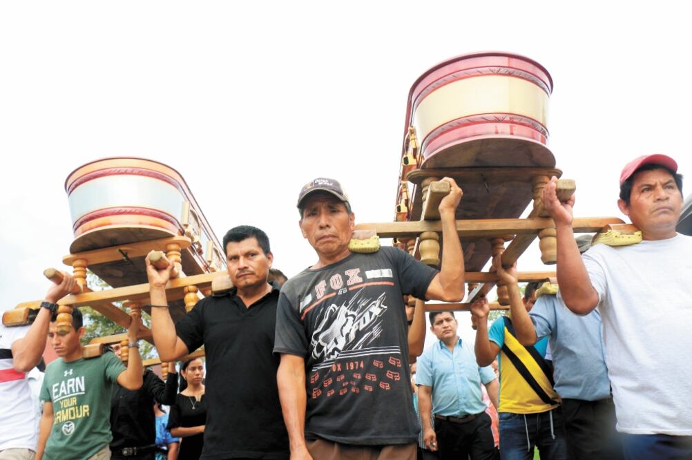 Familiares, amigos y vecinos de la aldea Nicá, en Guatemala, despidieron ayer a cinco de sus jóvenes fallecidos. Una familia aún espera el cuerpo de su hijo. Foto: MARÍA DE JESÚS PETERS. EL UNIVERSAL
