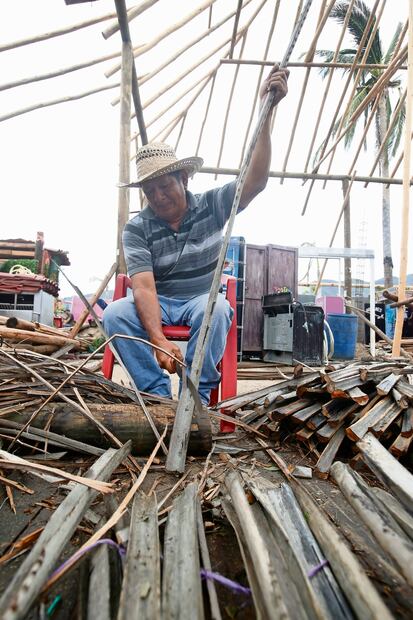 Don Rufino tiene 40 años en el oficio de construir palapas; dice que le entristece ver a Acapulco destruido por Otis. Foto: Valente Rosas | El Universal