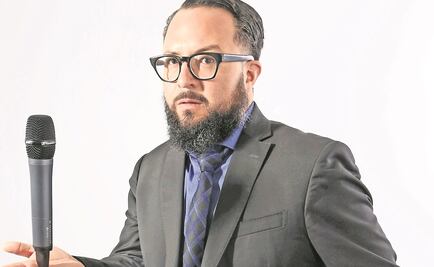 Ese Wey hace reír con la política y hasta con su mamá