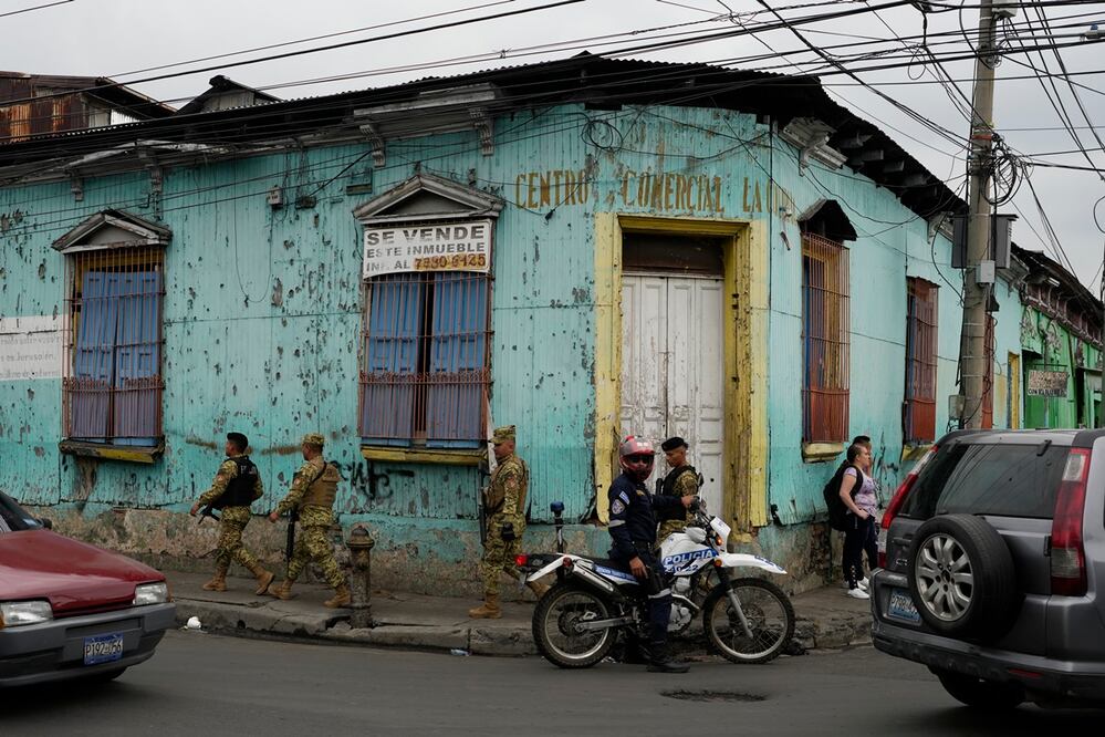 Soldados caminan en una patrulla antes de las elecciones generales del país en San Salvador, en El Salvador. Foto: AP