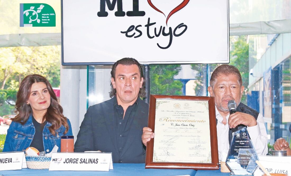 Mayrín Villanueva y Jorge Salinas trabajan con el productor. Foto: AGUSTÍN SALINAS. EL UNIVERSAL