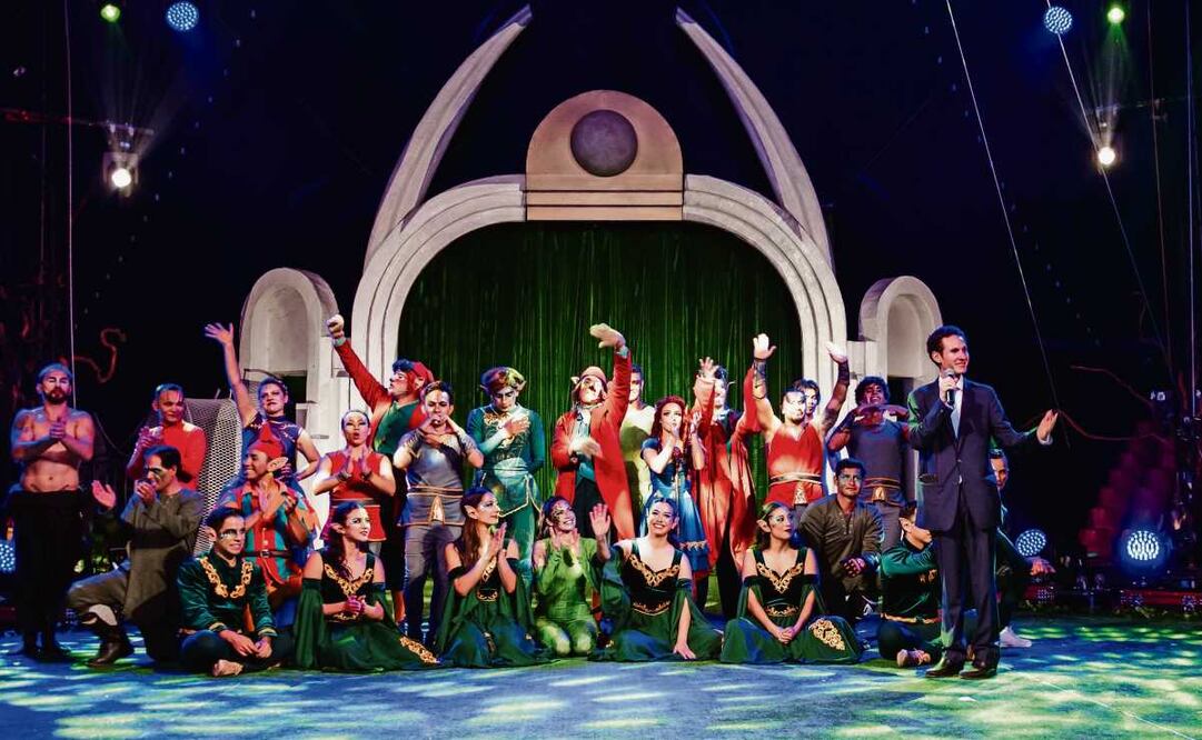 El espectáculo, sobre una pista de 192 m2, fusiona varias disciplinas como el trapecismo y el uso de barras. También se incluye un mapping. Foto: Meraki