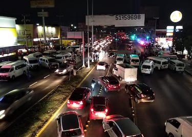Choferes de transporte público bloquean la vía López Portillo; exigen seguridad 