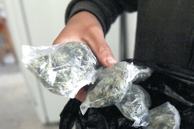 Detienen a 9 personas con 34 paquetes de marihuana en un domicilio de Iztapalapa