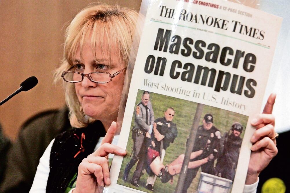 Madre de uno de los heridos por el tiroteo en Virginia Tech, en 2008 (STEVE HELBER. AP)