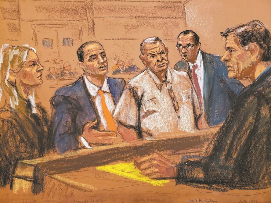 Ilustración de Jane Rosenberg en la que aparece el juez Robert M.Levy (der.), mientras escucha a la asistente del Fiscal de EU, Erin Reid (izq.), y al abogado César de Castro, defensa del mexicano Genaro García Luna (centro). Foto: ARCHIVO EFE