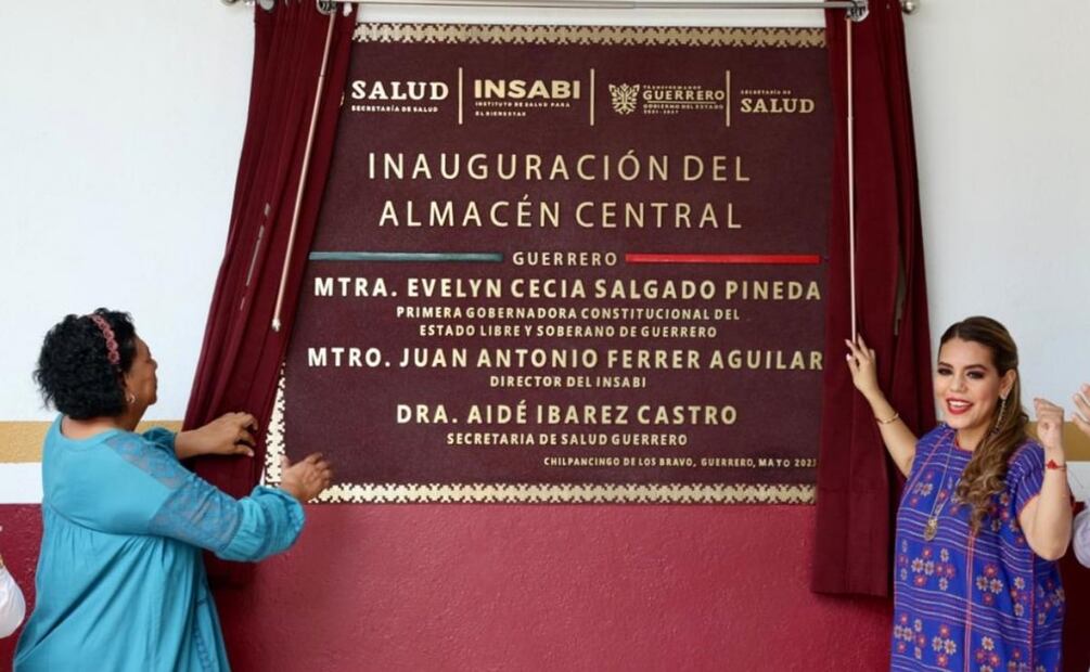 Evelyn Salgado Pineda gobernadora de Guerrero y Aidé Ibarez Castro titular de la Secretaría de Salud del estado, develan placa de inauguración de almacén central. Foto: Especial