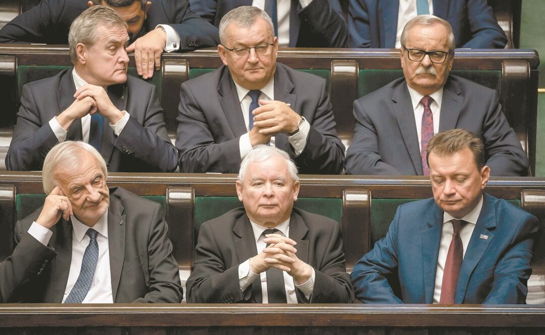 Jaroslaw Kaczynski, líder del gobernante partido Ley y Justicia (centro, abajo), el pasado martes en la primera sesión del nuevo Parlamento en Varsovia. Foto: WOJTEK RADWANSKI. AFP