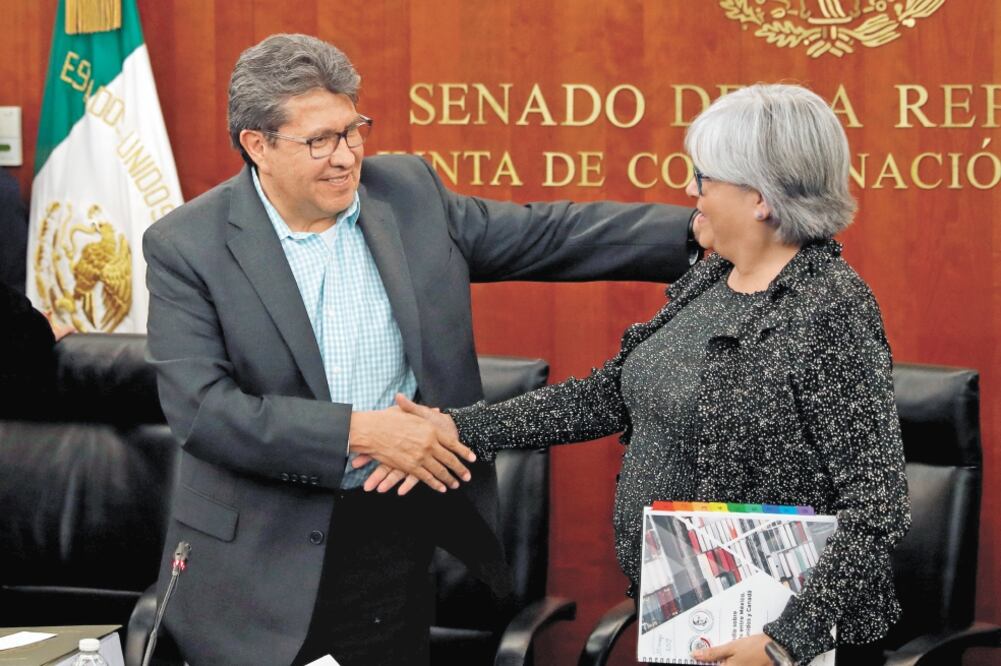 El presidente de la Junta de Coordinación Política (Jucopo) del Senado, Ricardo Monreal (Morena), y la secretaria de Economía, Graciela Márquez, durante la ceremonia de entrega del documento de la negociación. Foto: CARLOS JASSO. REUTERS